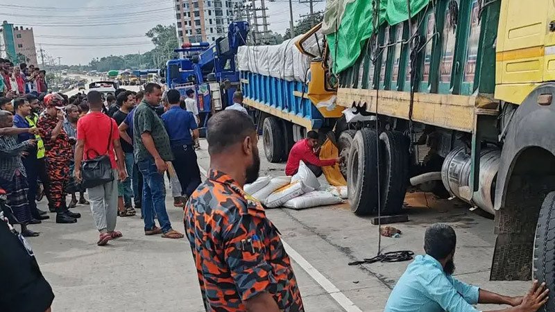 বগুড়ায় দাঁড়িয়ে থাকা ট্রাকে পেছন থেকে ধাক্কা, প্রাণ গেল ৩ জনের